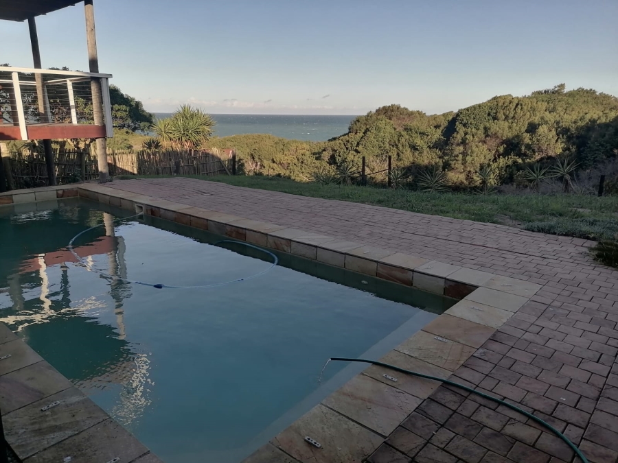 6 Bedroom Property for Sale in Paradise Beach Eastern Cape